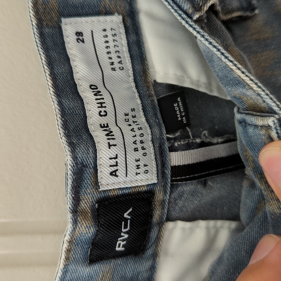 RVCA blue with yellow patterns shorts 28 - Picture 3 of 4